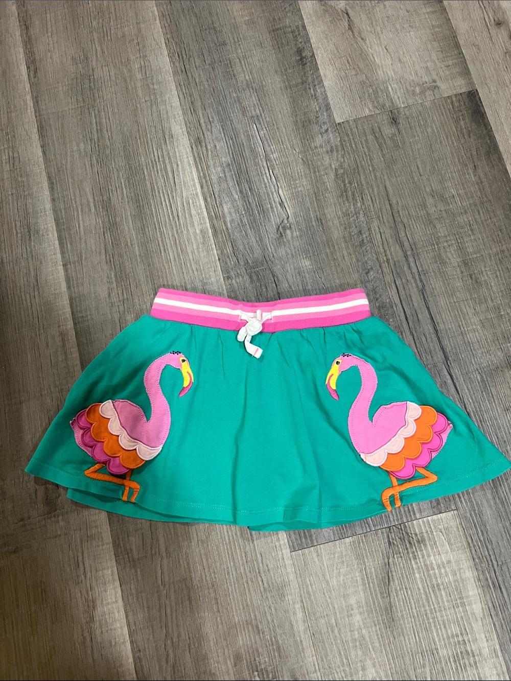 Mini Boden skort with flamingo appliqué size 4-5